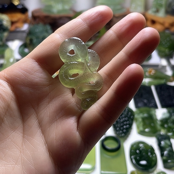 蛇纹石玉颈饰未镶嵌