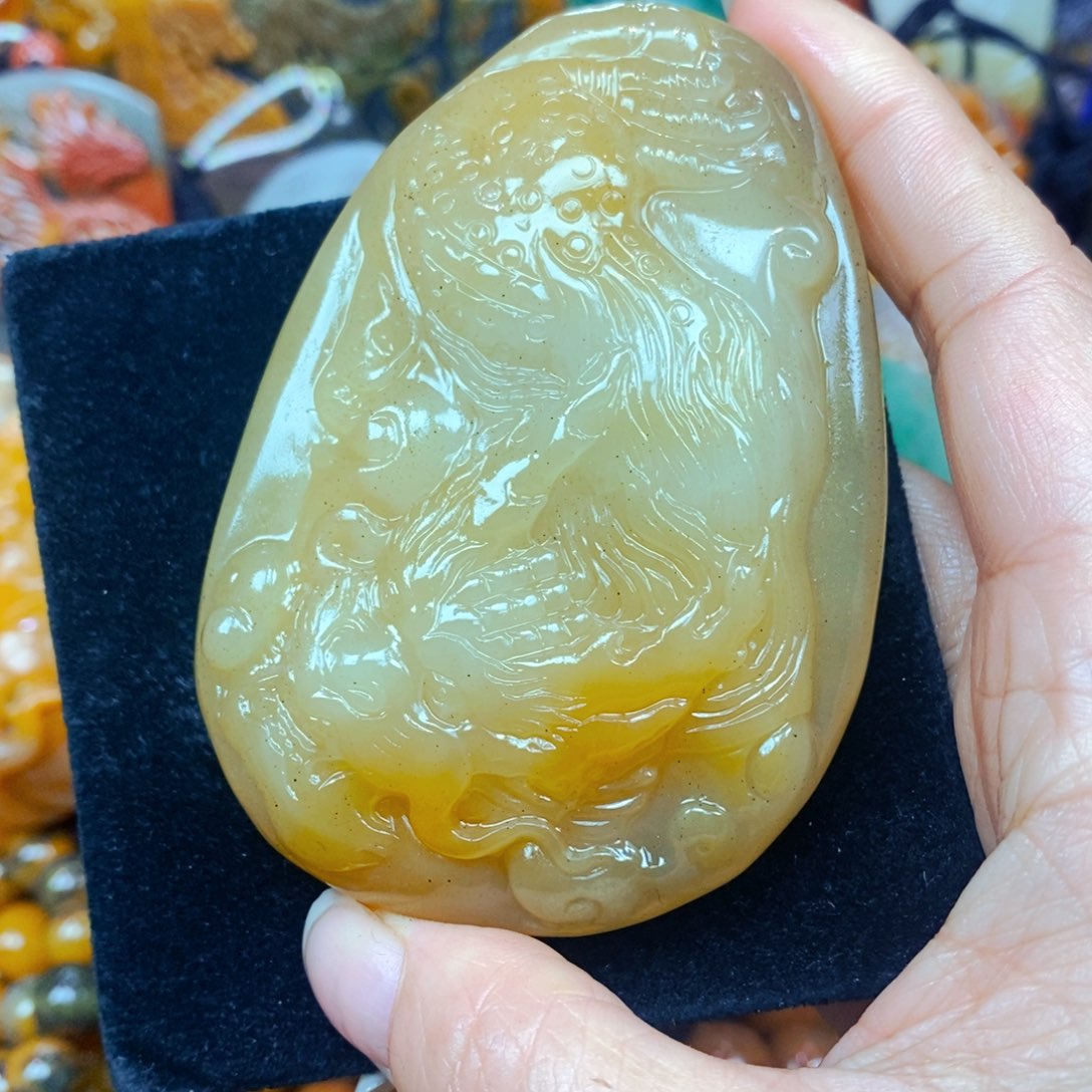 未镶嵌石英质玉（黄龙玉）颈饰