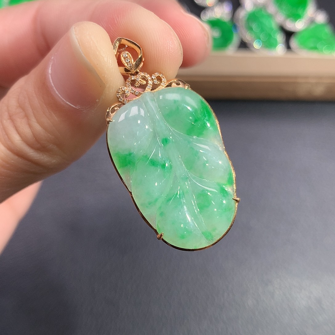 翡翠吊坠(赠链)18K金镶嵌