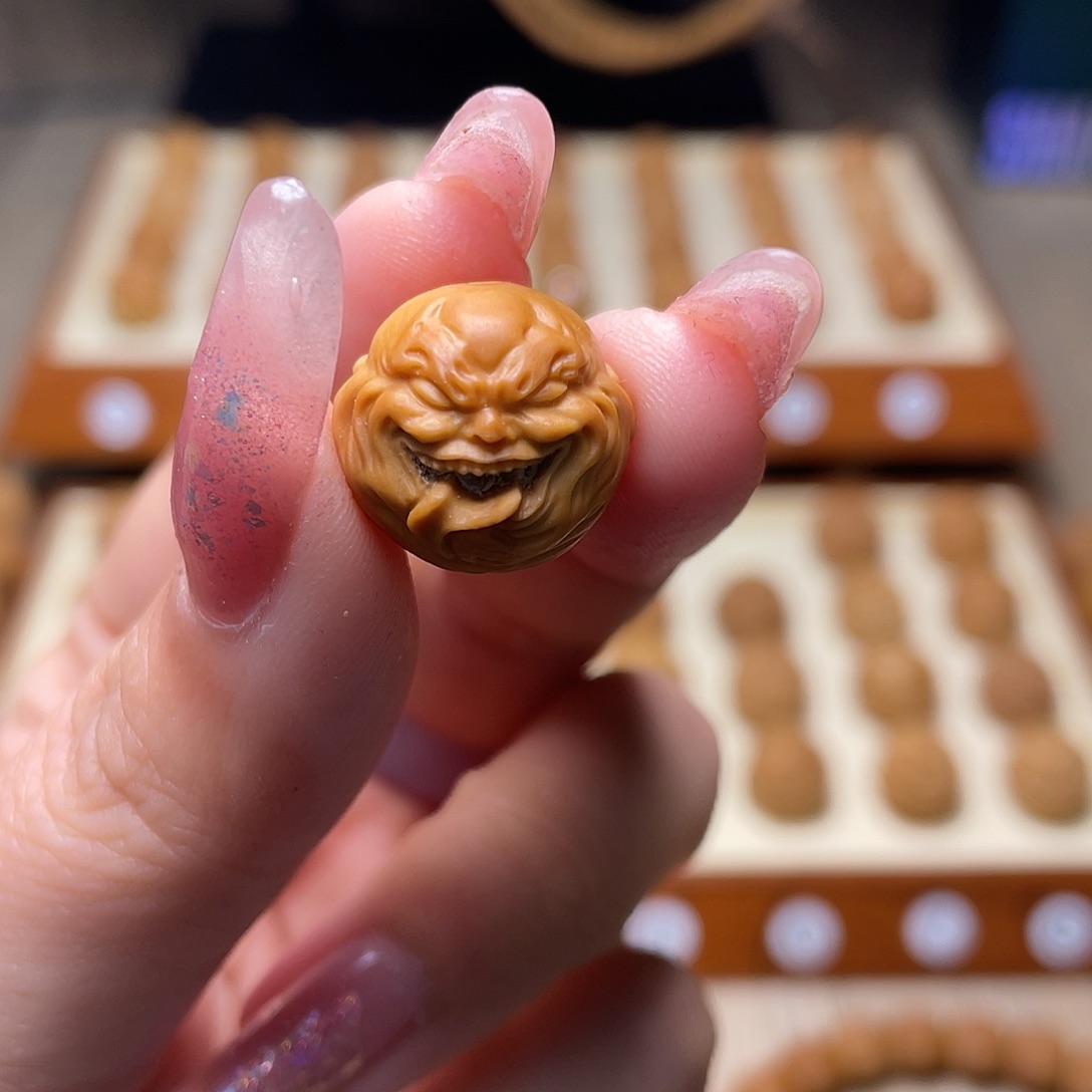 猴头核桃把件一****^16左右猴头核桃小舌头舔僧