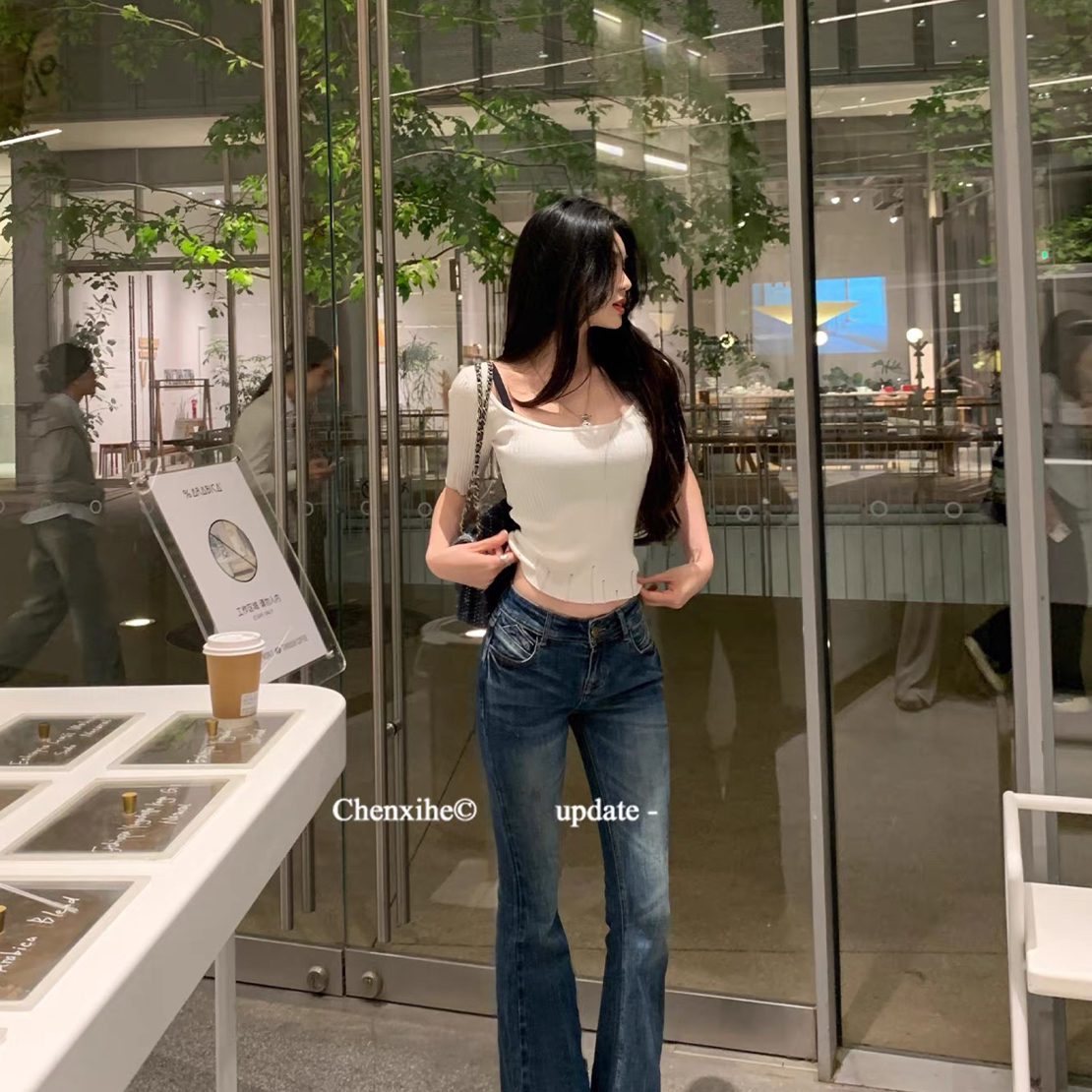 254054 紧身纹路“微喇叭牛仔裤”