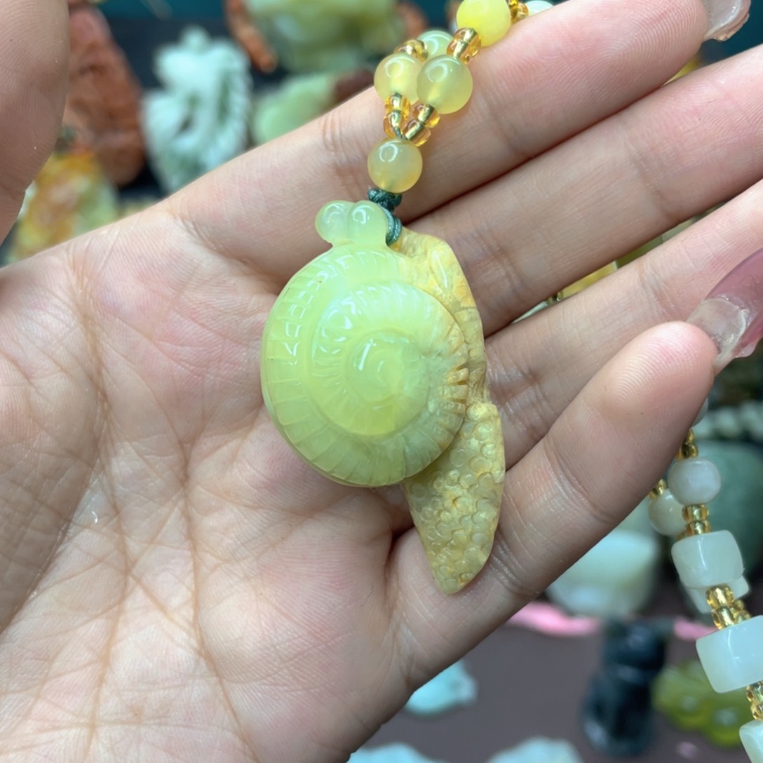 蛇纹石玉颈饰未镶嵌