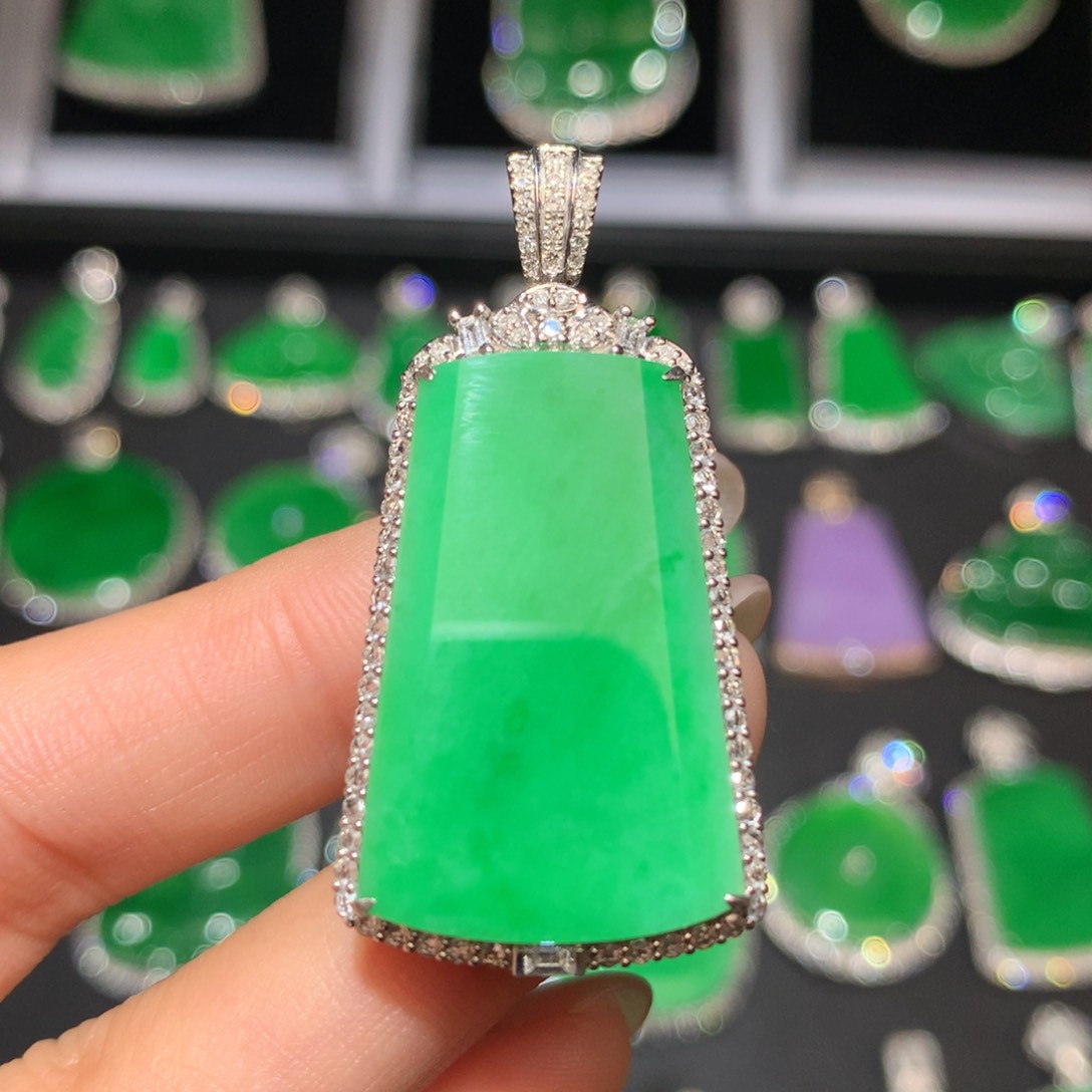 翡翠18K金镶嵌颈饰翡翠