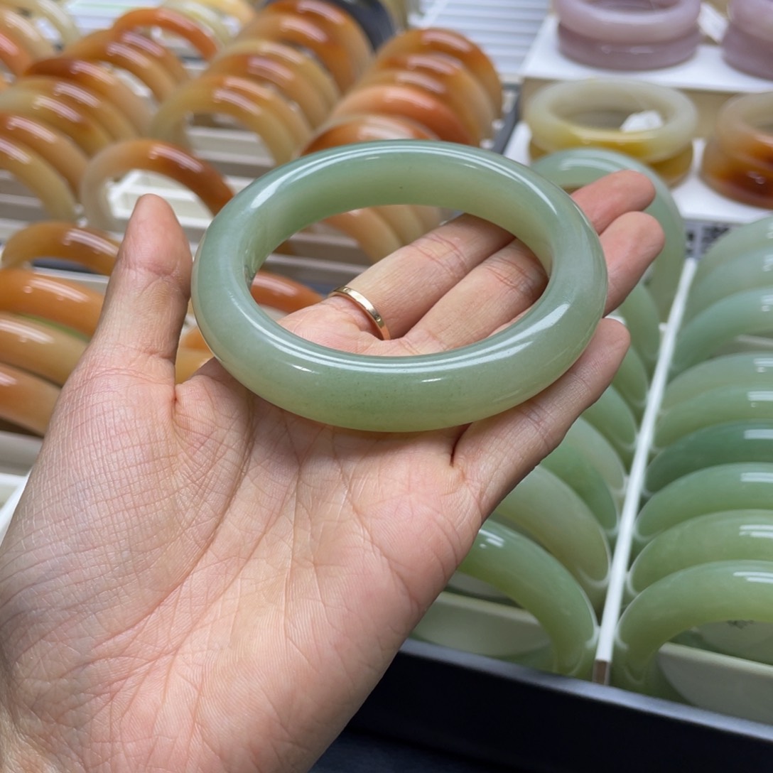 石英质玉手镯未镶嵌窜****”