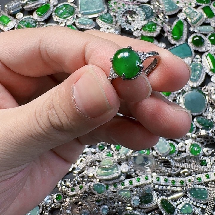 翡翠颈饰未镶嵌天然A货翡翠放漏