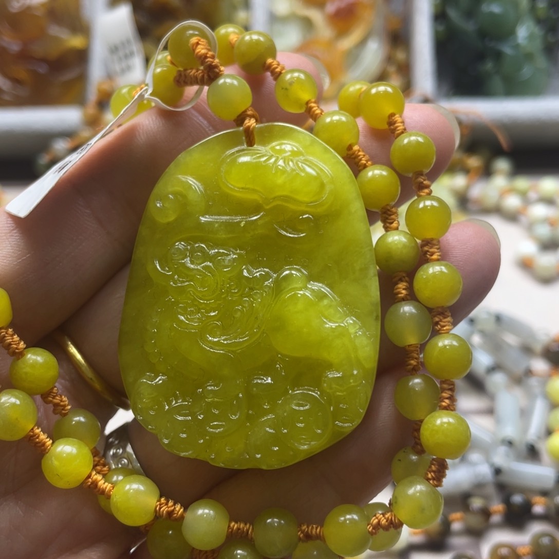 蛇纹石玉颈饰未镶嵌