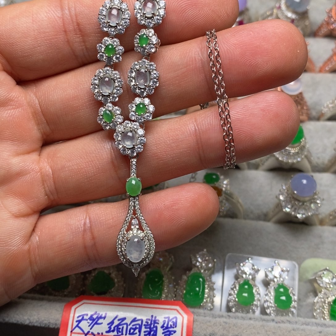 翡翠颈饰未镶嵌项链