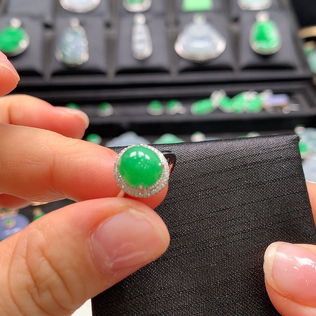 翡翠18K金镶嵌戒指