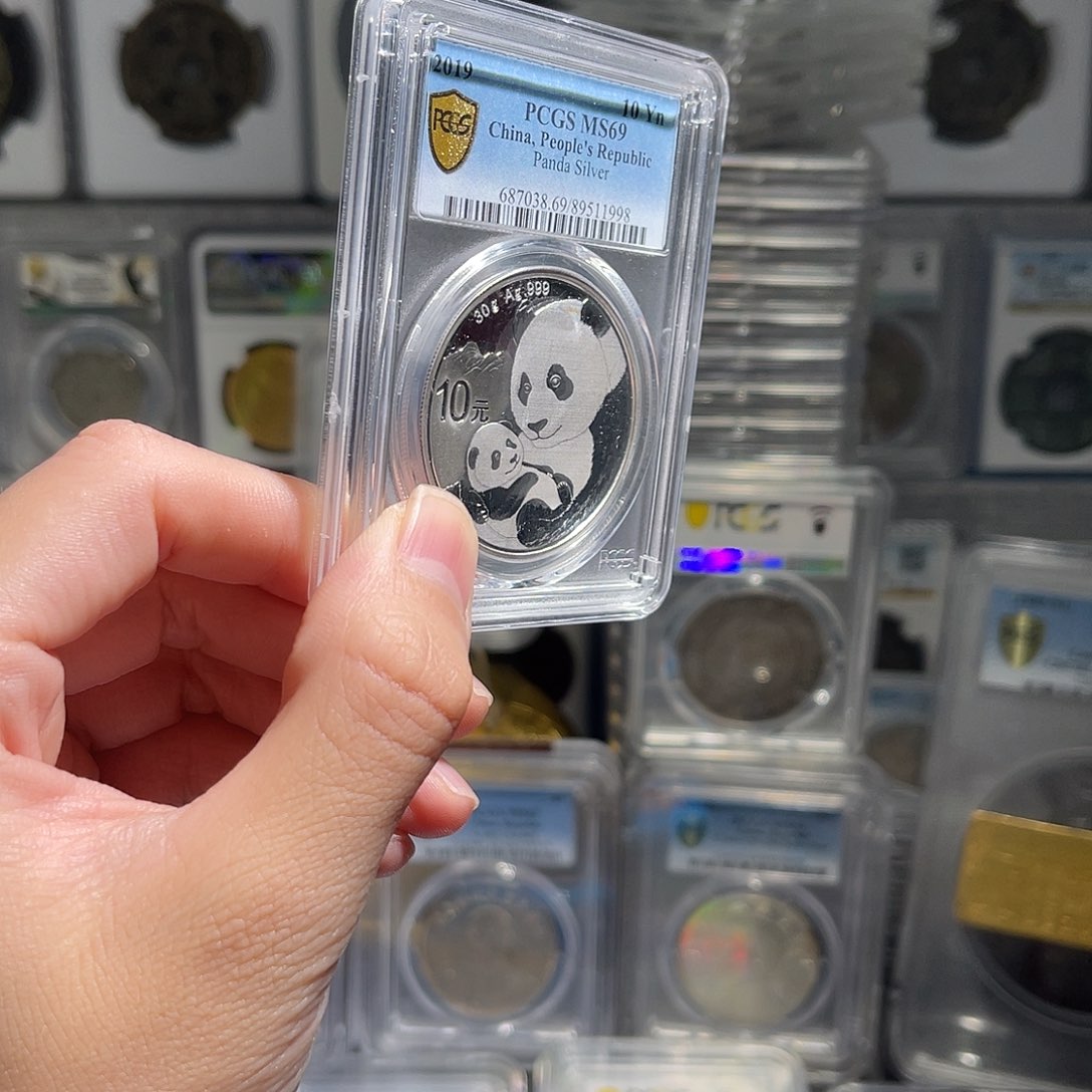 啊***宇纯银熊猫银币pc69分星星绿