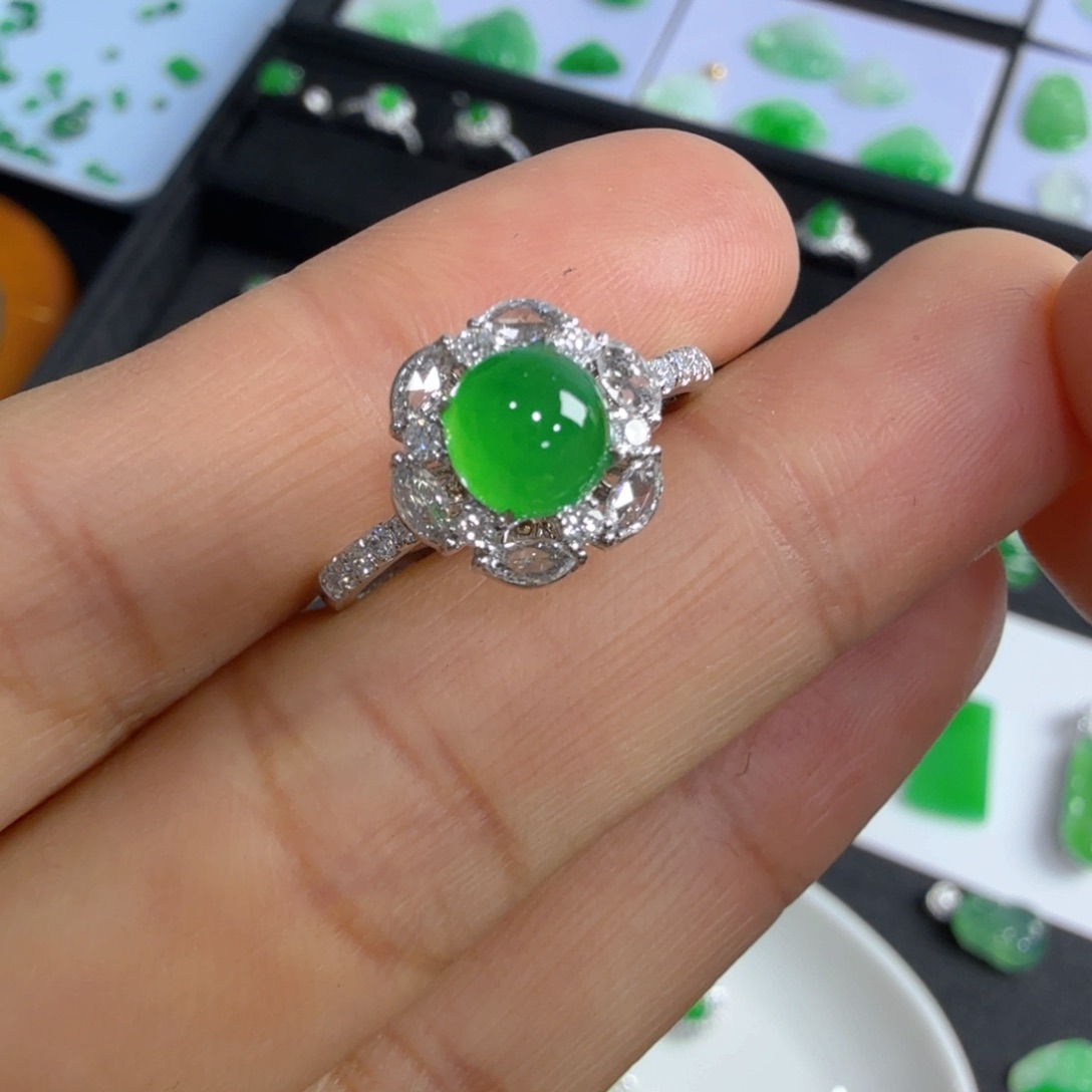 翡翠颈饰18K金镶嵌绿蛋