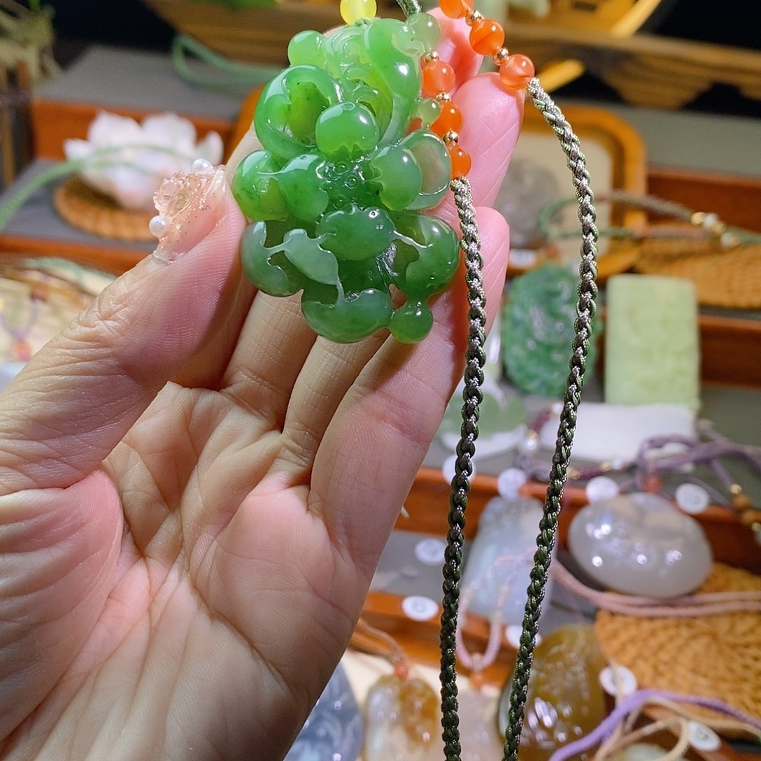 和田玉颈饰未镶嵌微**子