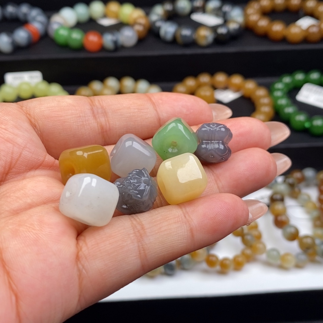 七***七和田玉未镶嵌颈饰