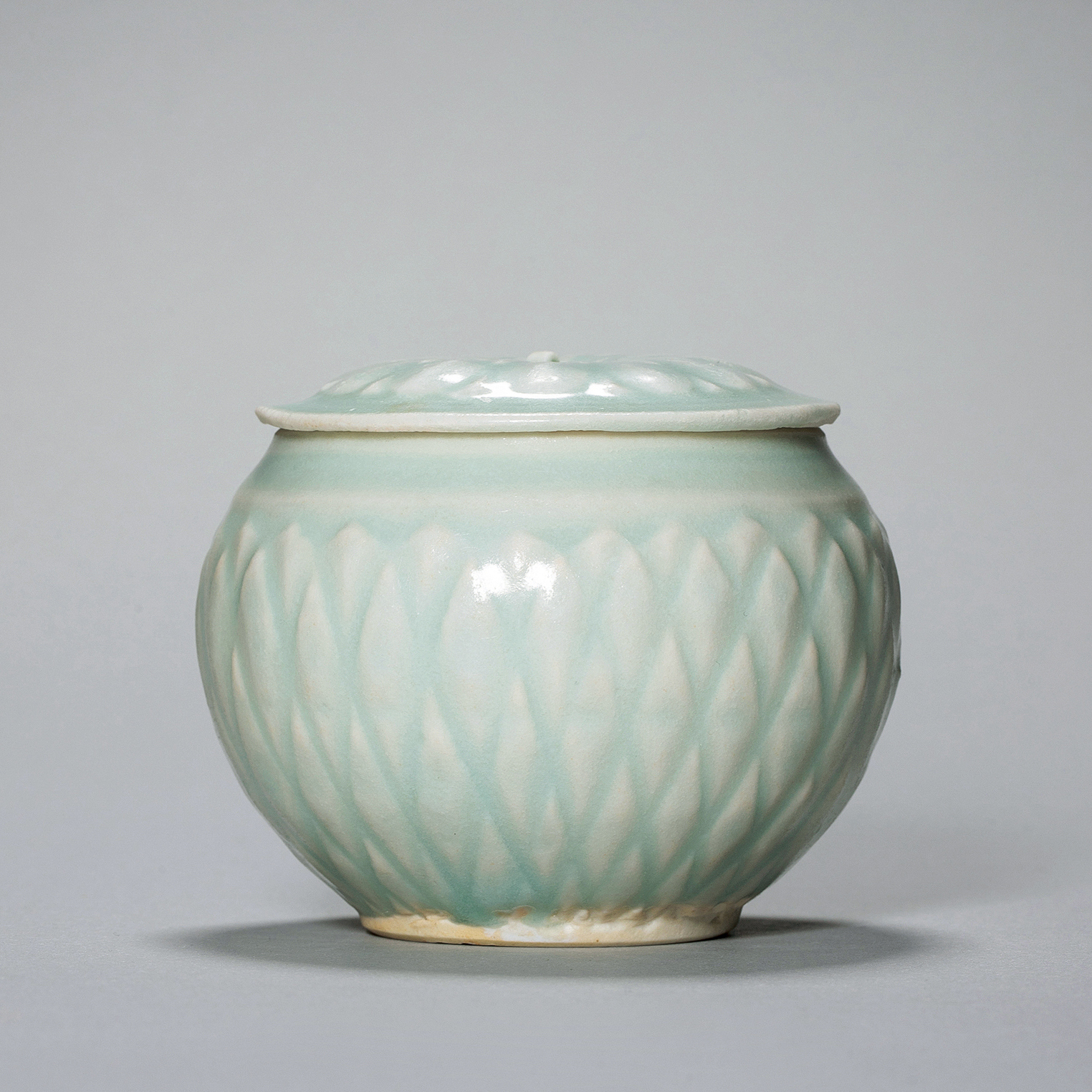 【预展】Lot36 湖田窑青白釉莲瓣纹盖罐