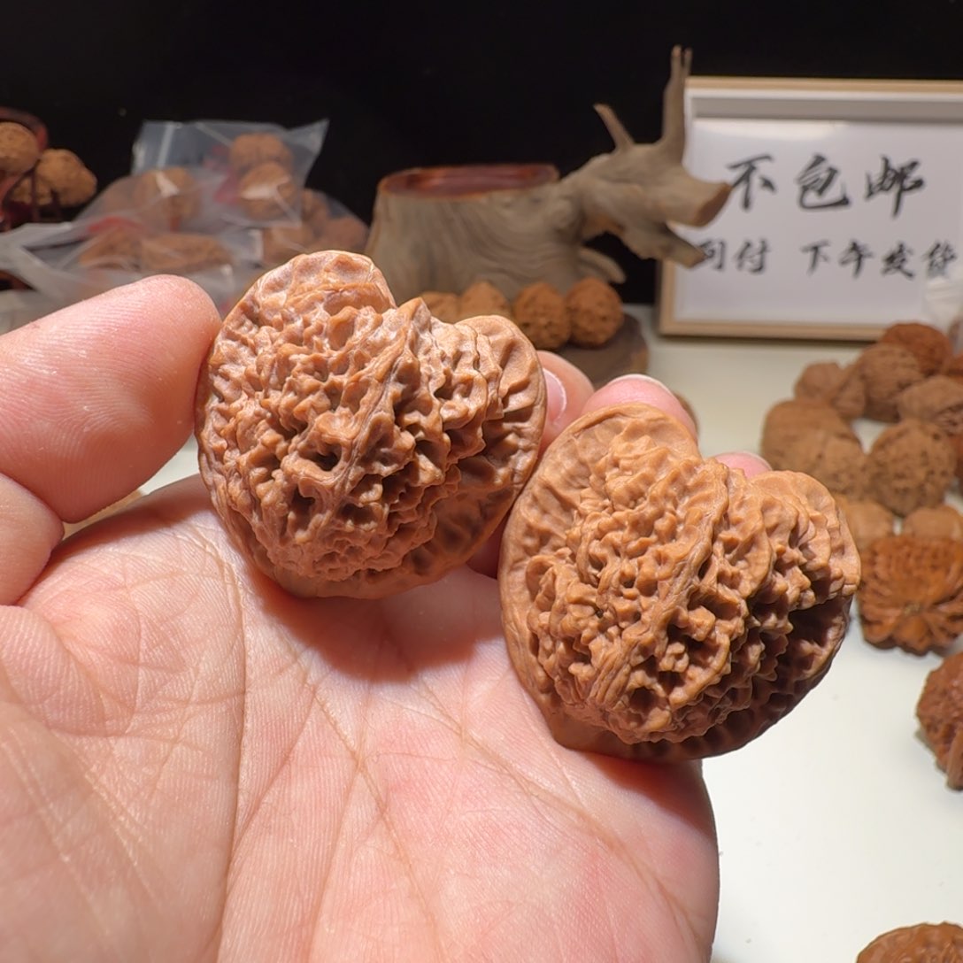 文玩核桃把件野生半月山