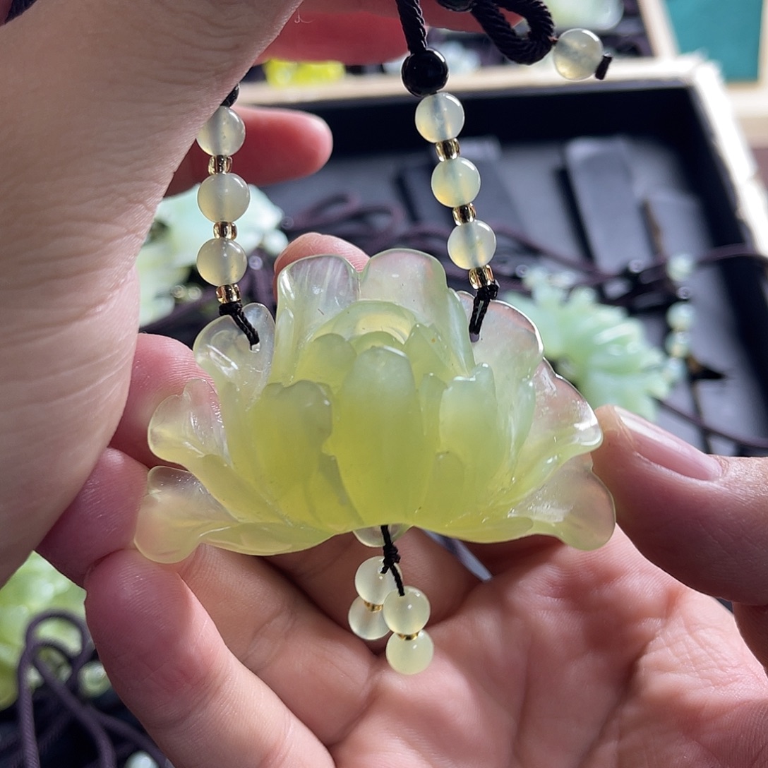 蛇纹石玉未镶嵌颈饰