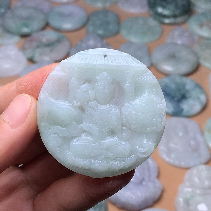 翡翠未镶嵌颈饰文殊