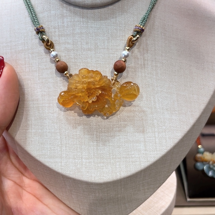 蛇纹石玉颈饰未镶嵌