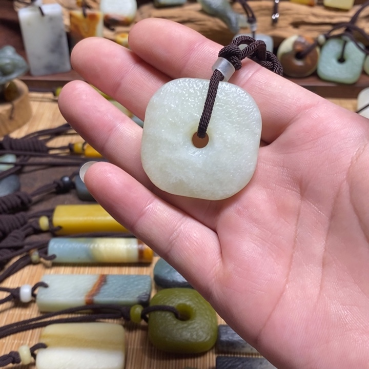 蛇纹石玉未镶嵌挂件