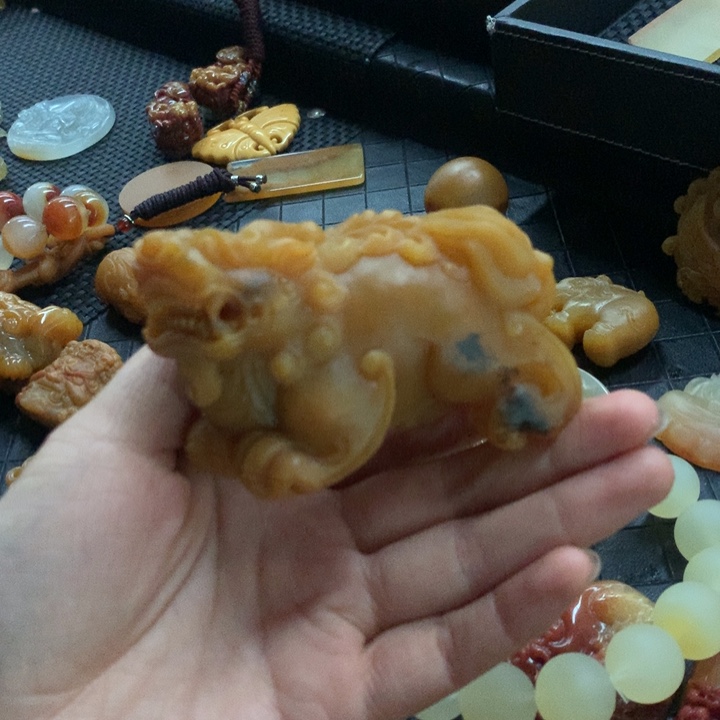 石英质玉（黄龙玉）未镶嵌颈饰