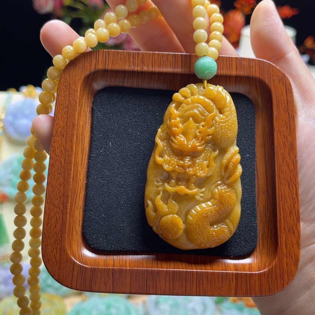 翡翠颈饰未镶嵌龙牌