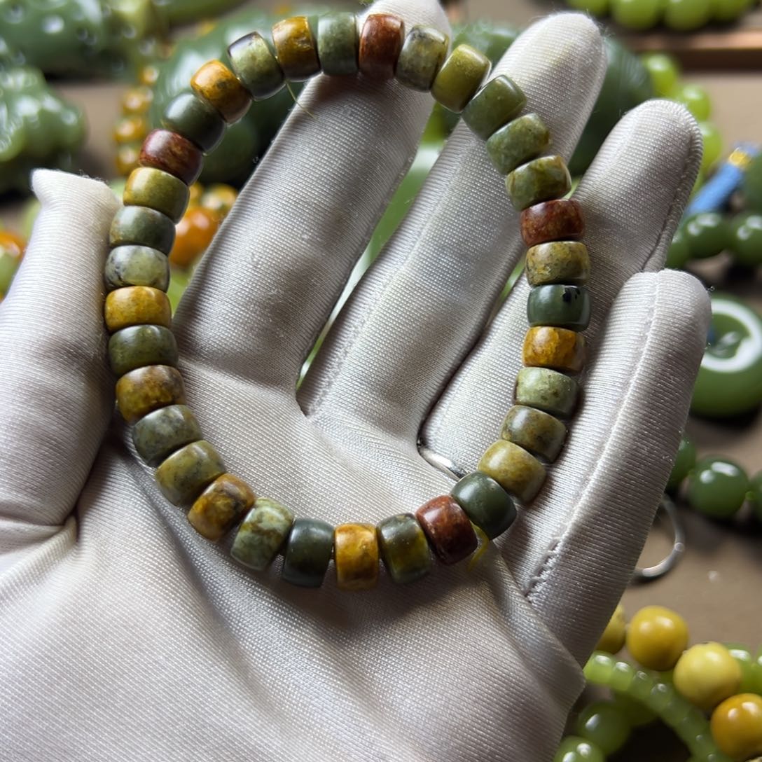 軍***軍岫岩老玉（透闪石质玉）未镶嵌挂件