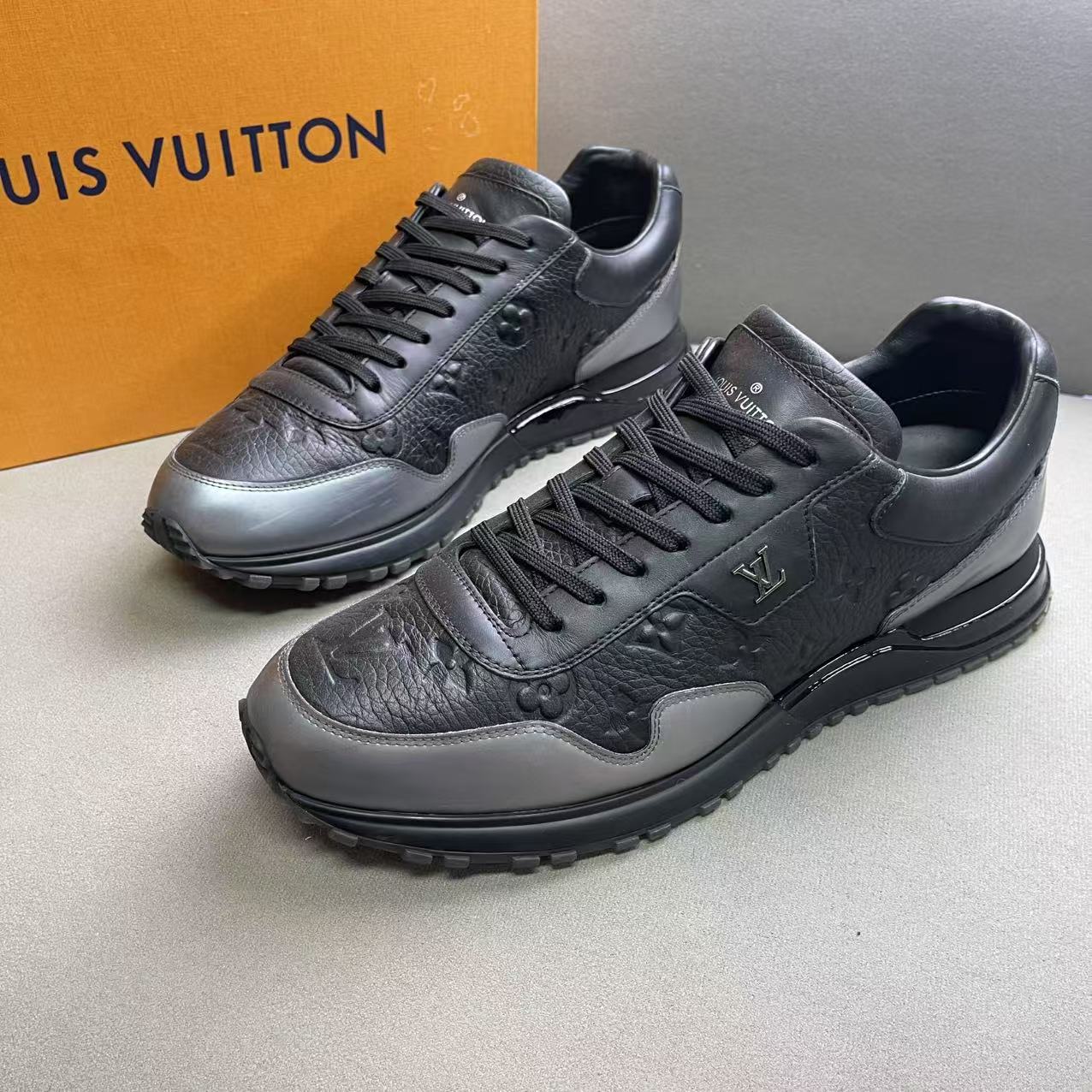 99新 LouisVuitton/路易威登 黑色浮雕老花满印时尚运动鞋 42.5码