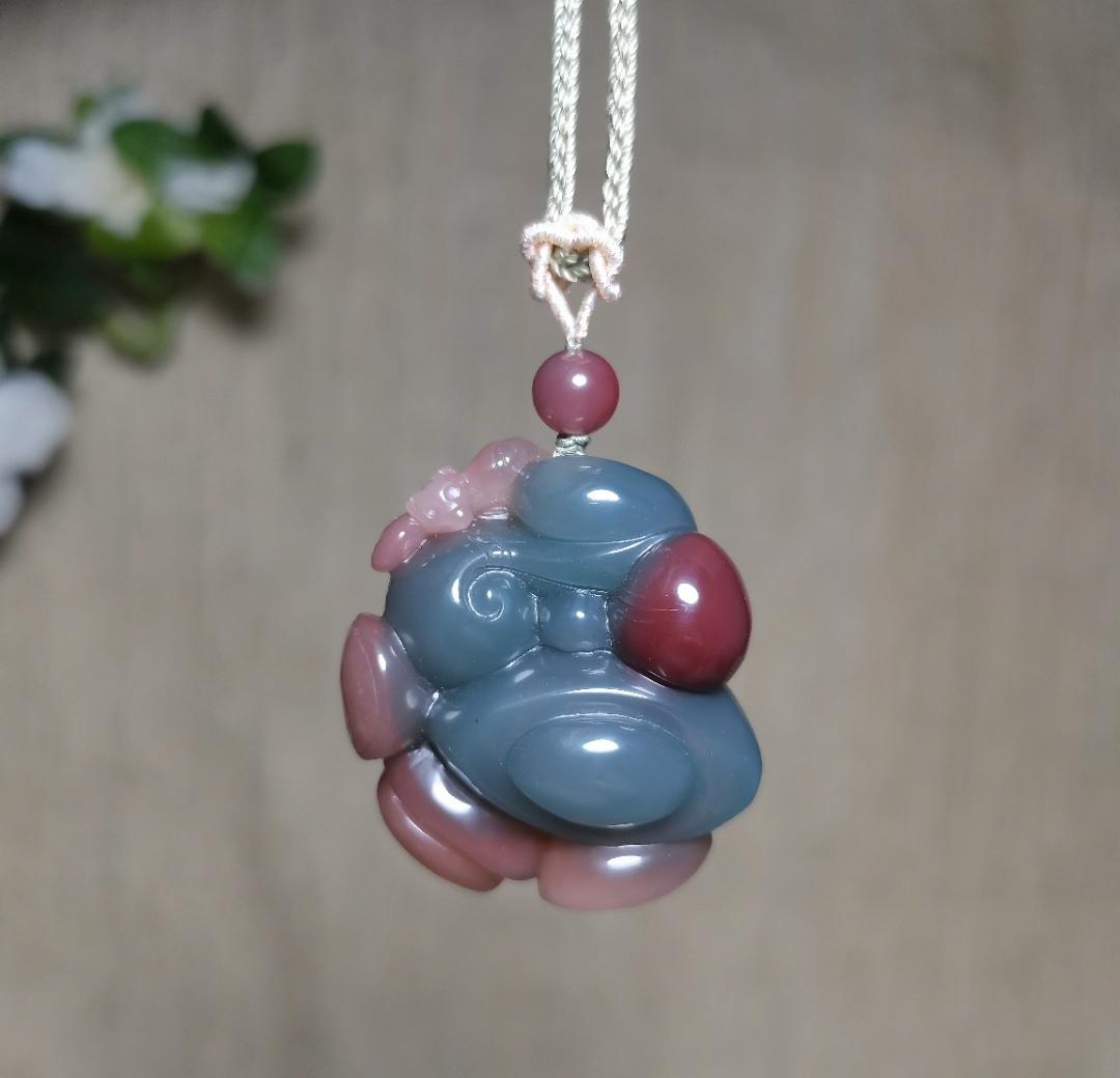 招财进宝·财源滚滚纯天然秦紫玉紫绿玛瑙俏色精品吊坠纯手工精雕