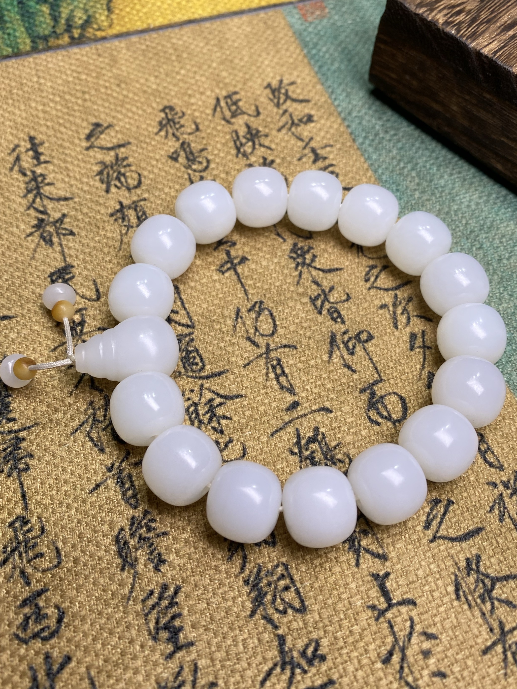 新疆和田玉羊脂白玉老型珠手串12*13MM