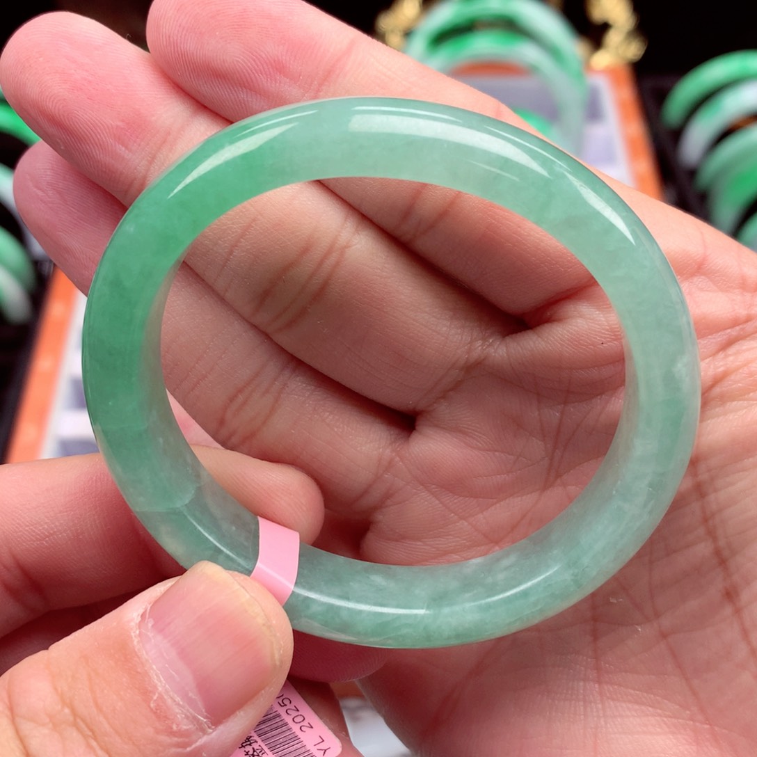 翡翠手镯未镶嵌缅甸