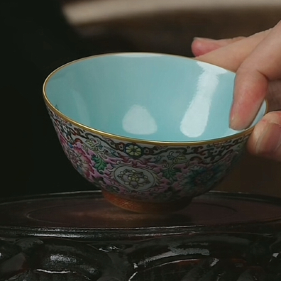 内松石绿釉外粉彩缠枝西番莲纹杯