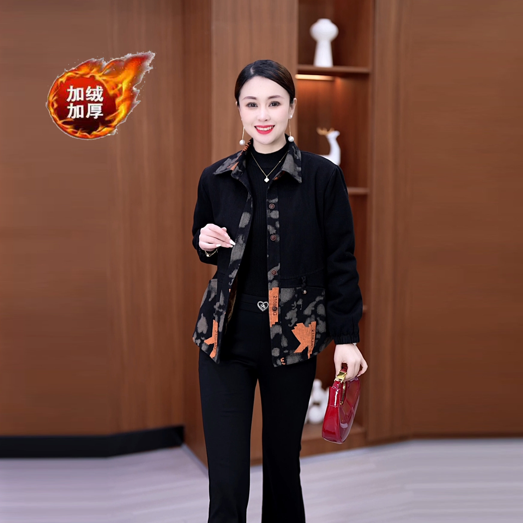 2025冬中老年季翻领长袖女加绒厚加厚洋气牛仔印花加厚短外套冬季