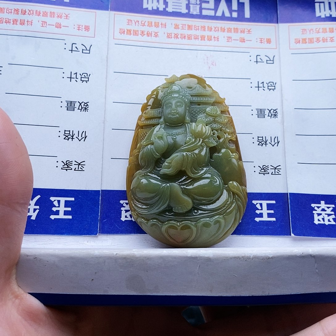 翡翠颈饰未镶嵌翟**虎大势至