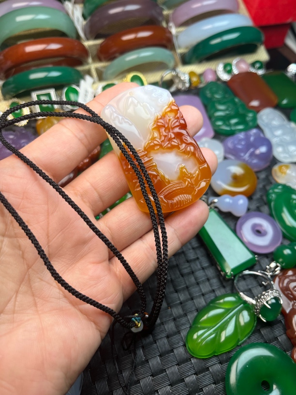 玛瑙玉髓山水牌吊坠