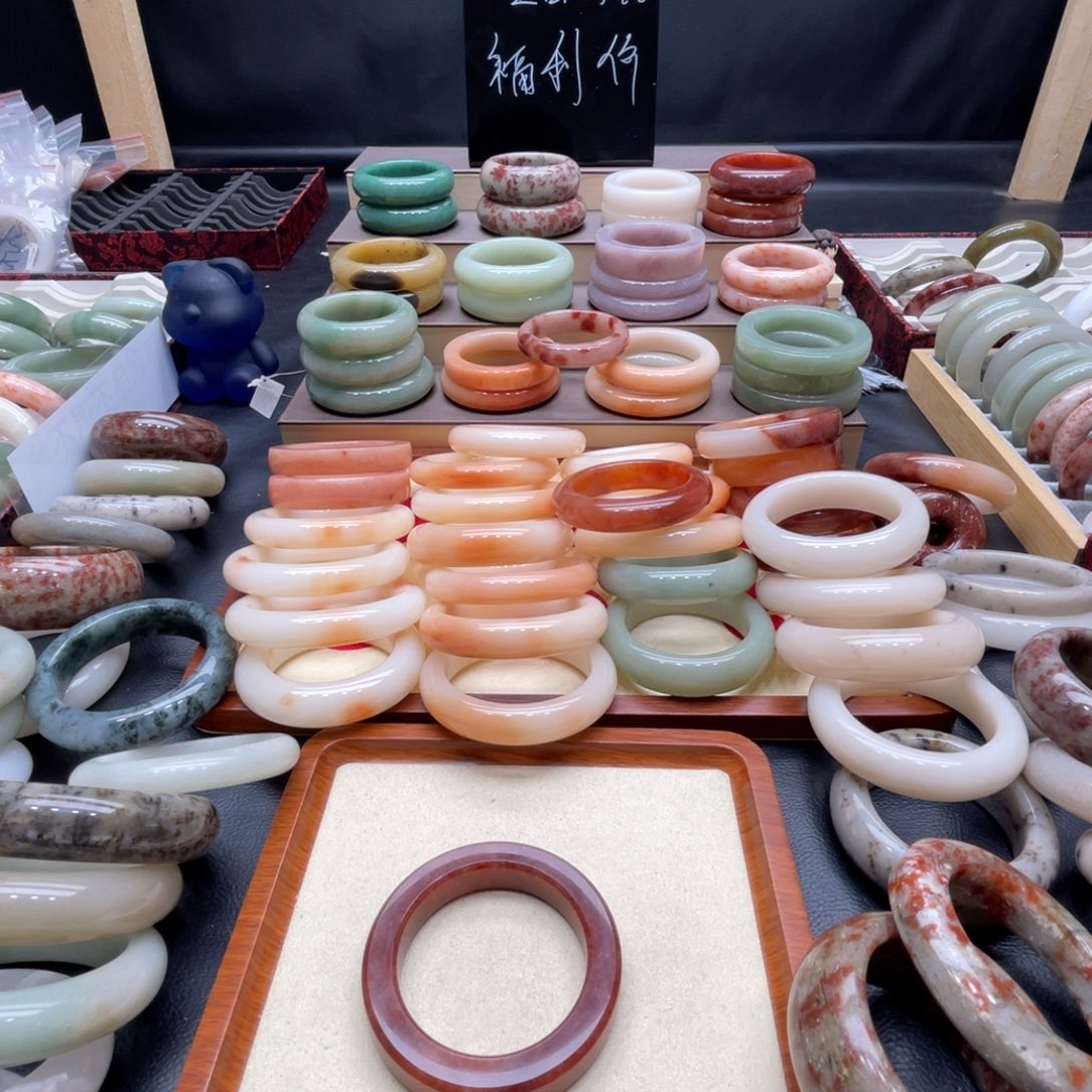 石英质玉手镯未镶嵌好**连