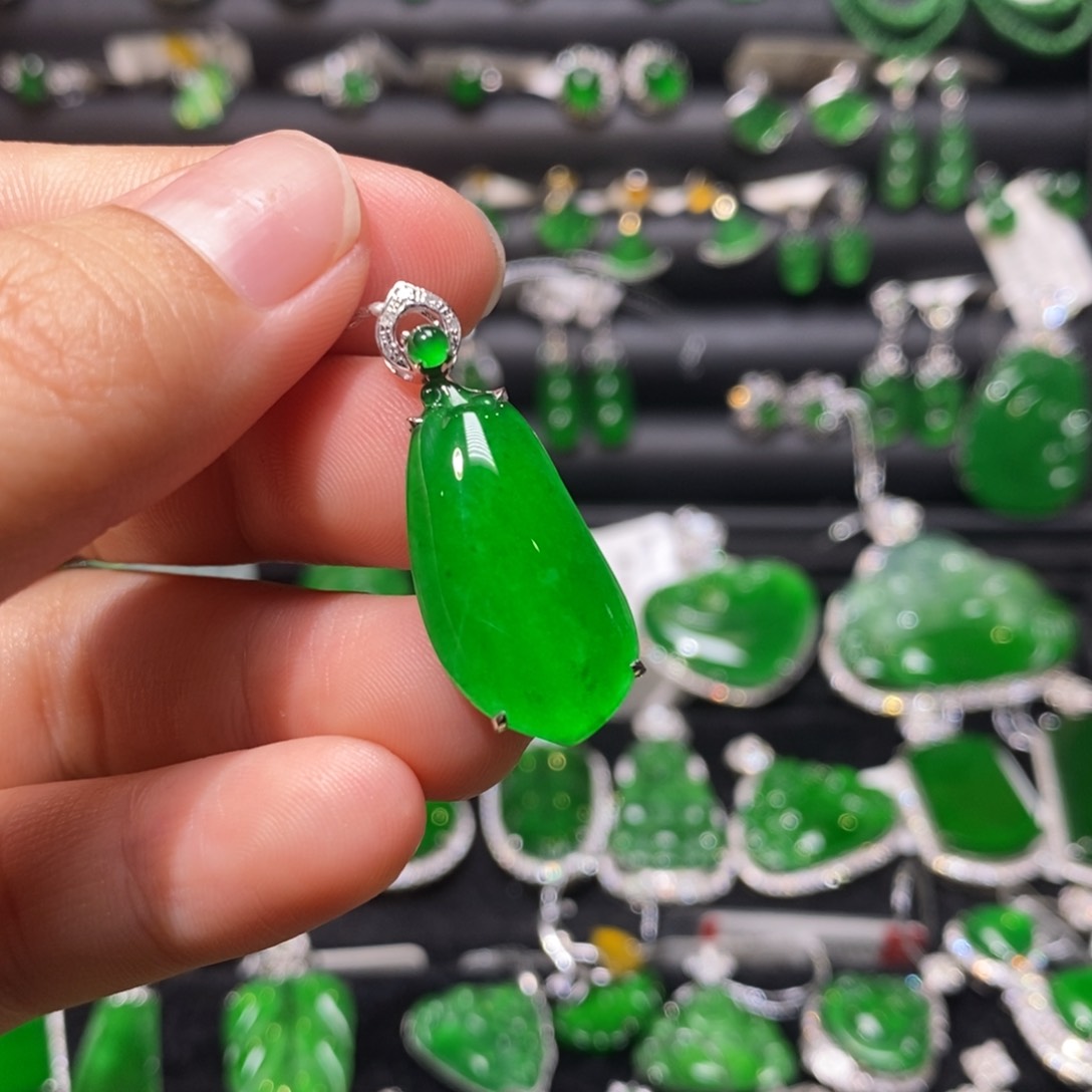 翡翠颈饰18K金镶嵌天然翡翠