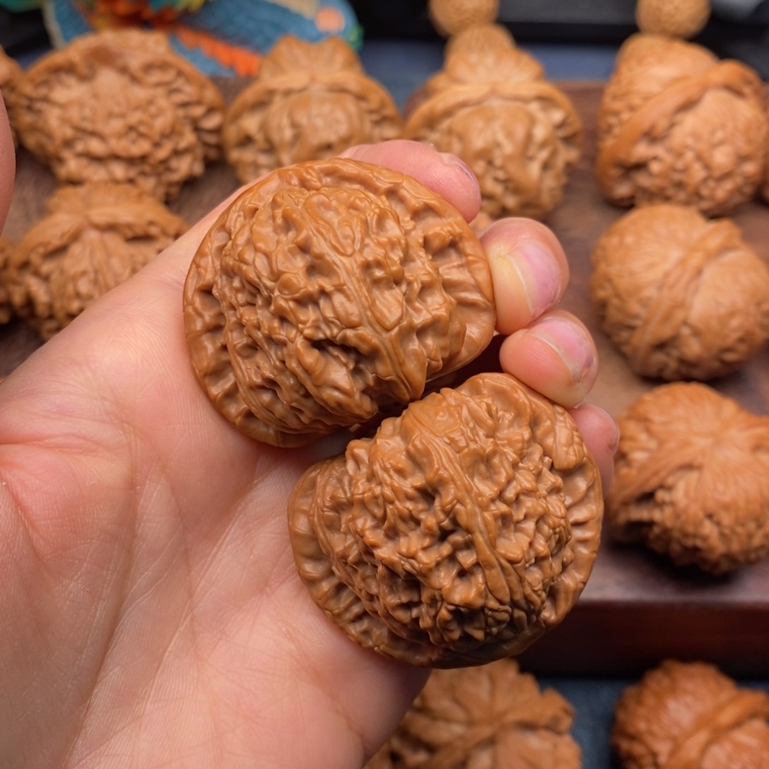 文玩核桃吊坠42三角球白，老树红皮