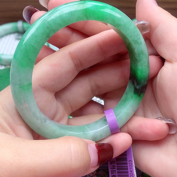 翡翠手镯未镶嵌翡翠