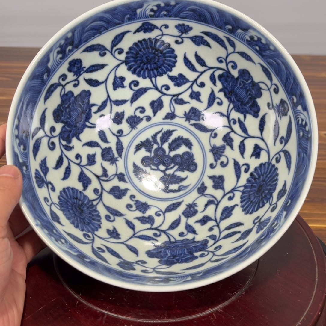 陶瓷青花缠枝花卉碗