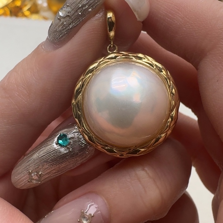 18K金镶嵌拼合珍珠（马贝珠）颈饰