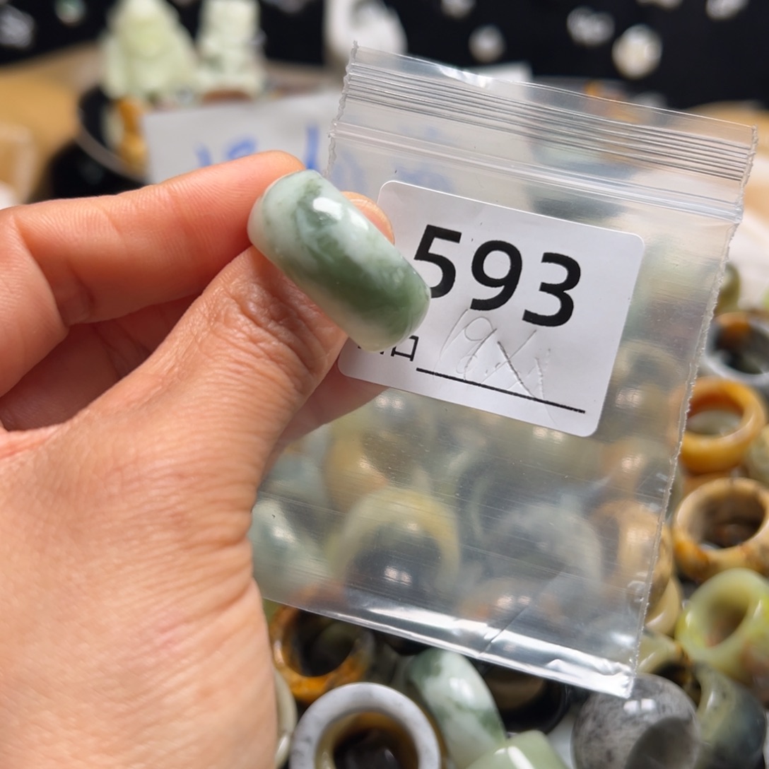 为***来蛇纹石玉未镶嵌戒指