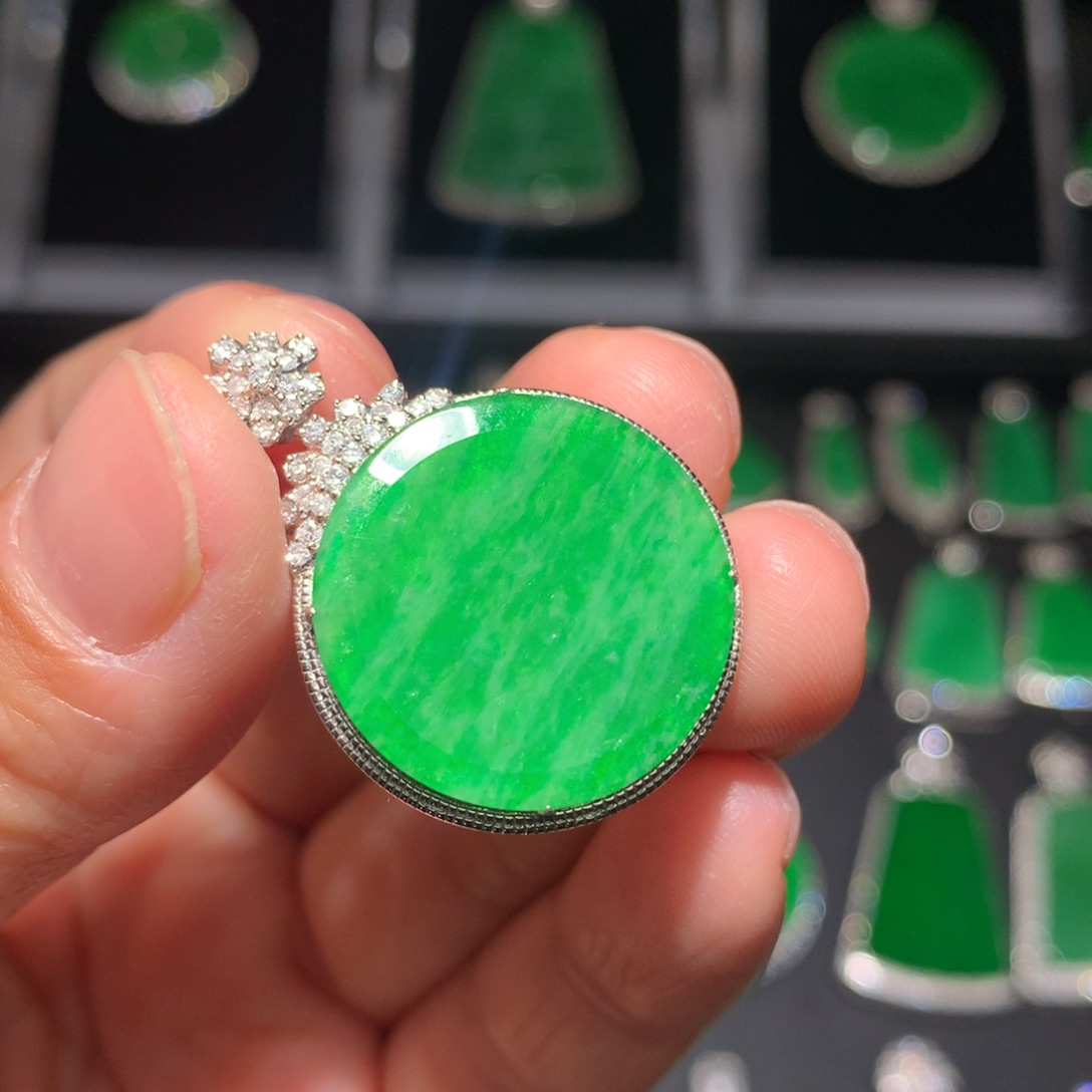 翡翠颈饰18K金镶嵌翡翠