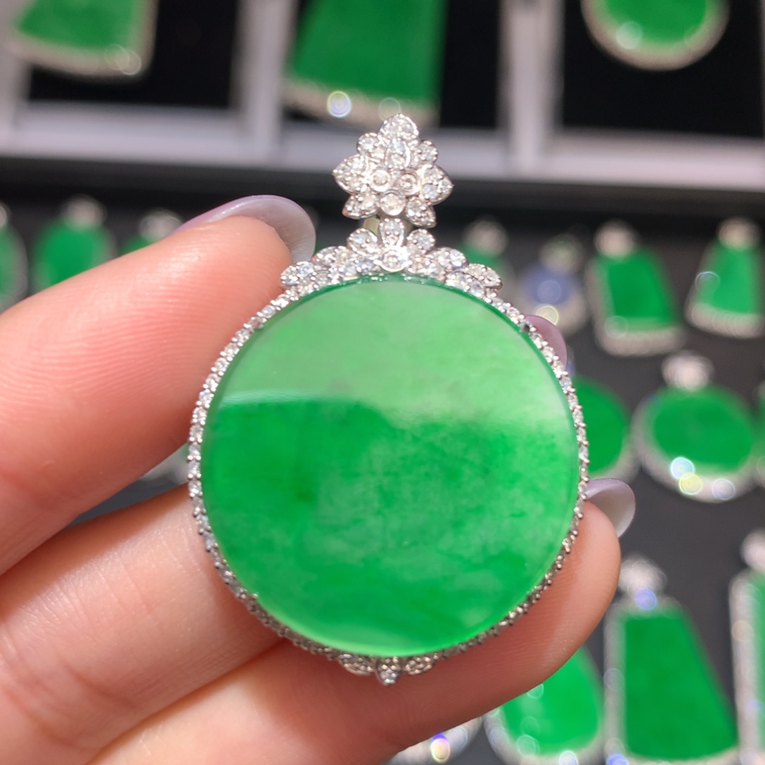 翡翠颈饰18K金镶嵌翡翠