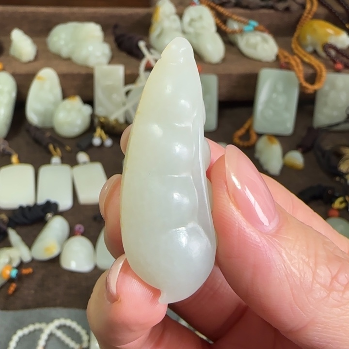 和田玉颈饰未镶嵌布****伤