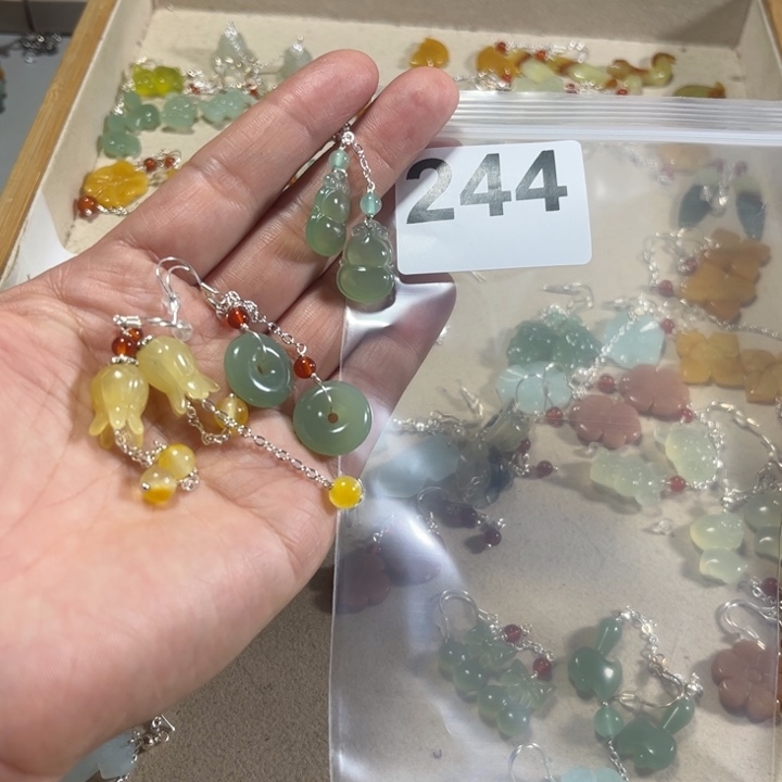 蛇纹石玉耳饰未镶嵌付*贝