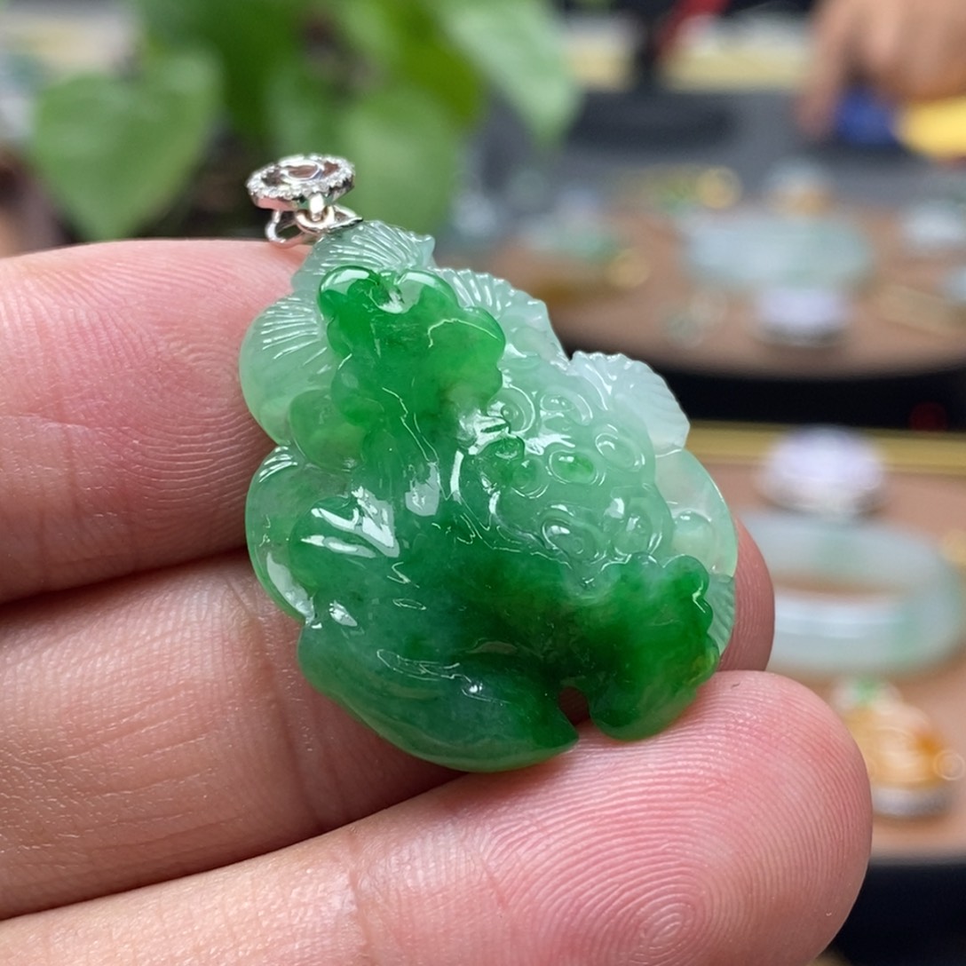 翡翠18K金镶嵌颈饰莲花挂件