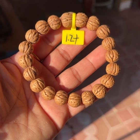 ****哥木质野生桃核手串