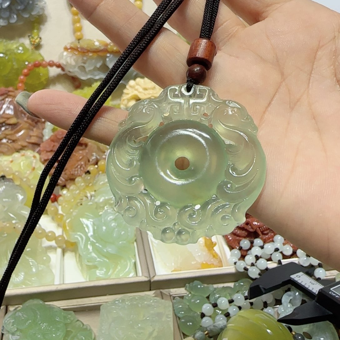 未镶嵌蛇纹石玉吊坠