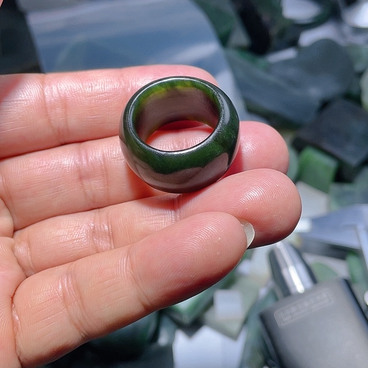 和田玉（碧玉）未镶嵌珠宝奇石