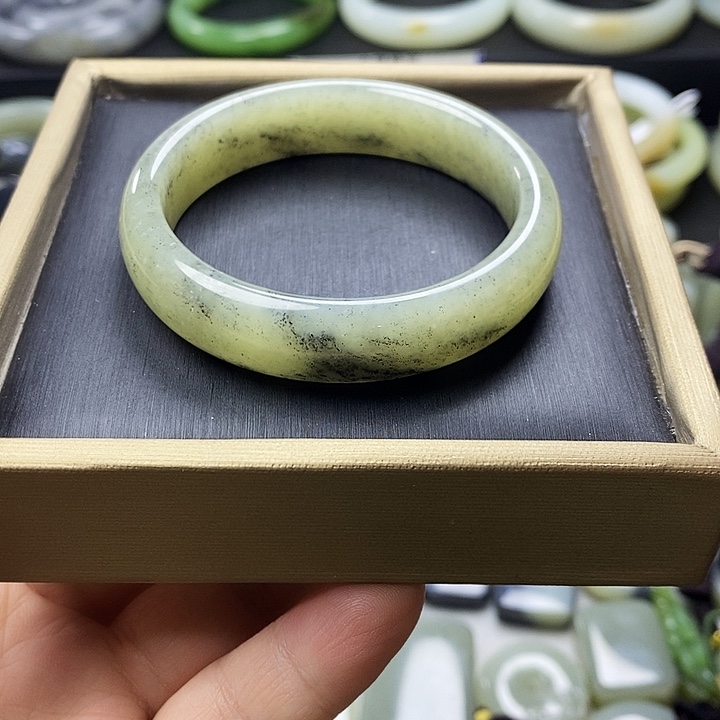 和田玉未镶嵌手镯