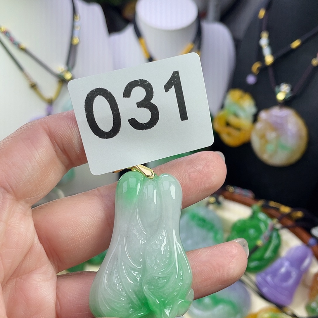 翡翠未镶嵌吊坠(赠链)